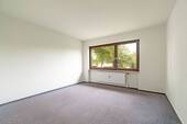 Lichtdurchflutetes Schlafzimmer mit freundlicher Atmosphäre - 