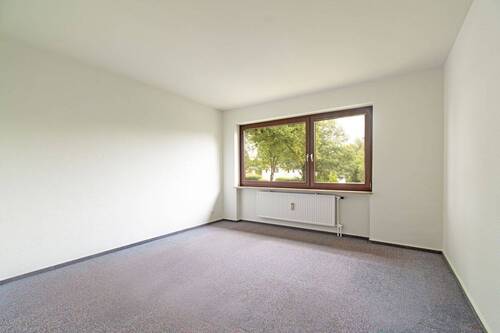 Lichtdurchflutetes Schlafzimmer mit freundlicher Atmosphäre - 
