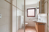 Gepflegtes Badezimmer mit Dusche - 