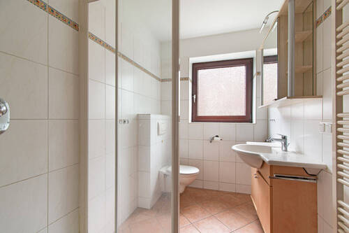Gepflegtes Badezimmer mit Dusche - 