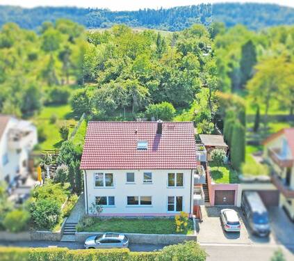 Drohnenbild-Hausansicht - Exklusive Gelegenheit: Dreifamilienhaus in bevorzugter Höhenlage mit Weitblick