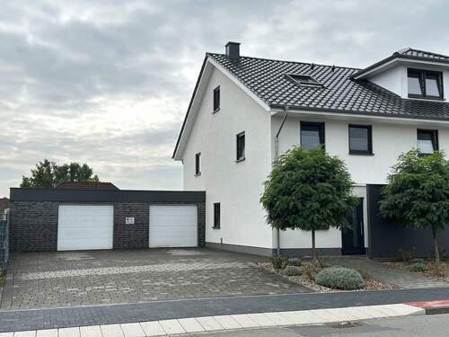 Haus mit Garagen und Auffahrt - Reihenendhaus Bj. 2018 2 Garagen und großer Garten zentral gelegen zu verkaufen
