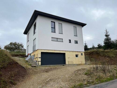 Ansicht mit Garage - 6 Zimmer Einfamilienhaus zum Kaufen in Geichlingen