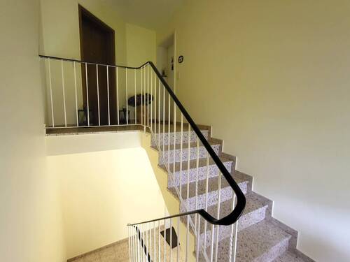 5. Treppenhaus, Wohnungstür - 