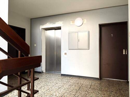 Treppenhaus mit Fahrstuhl - 