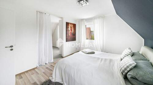 1. OG Schlafzimmer 2 - 