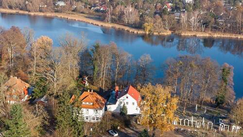 Blick von oben auf das Objekt - Einzigartiges Mixed-Use-Investment in erster Wasserlinie direkt am Falkenhagener See