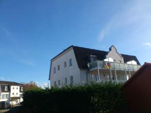 Hausansicht - Wohnung mit etwas Meerblick - 820,00&nbsp;EUR Kaltmiete, ca.&nbsp; 76,80&nbsp;m&sup2;&nbsp;Wohnfl&auml;che