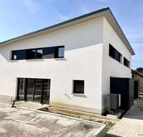 Erstbezug! Moderne, energieeffiziente Doppellhaushälfte in attraktiver Wohnlage wartet auf Sie und Ihre Familie. - Böhmenkirch Treffelhausen