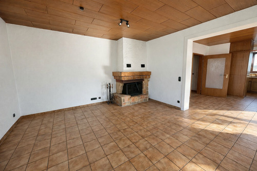 Wohnzimmer mit offenem Kamin - 4 Zimmer Etagenwohnung zum Kaufen in Steinenbronn