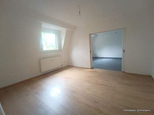 Wohnzimmer - Blick zur Küche - 2 Zimmer Etagenwohnung in Duisburg