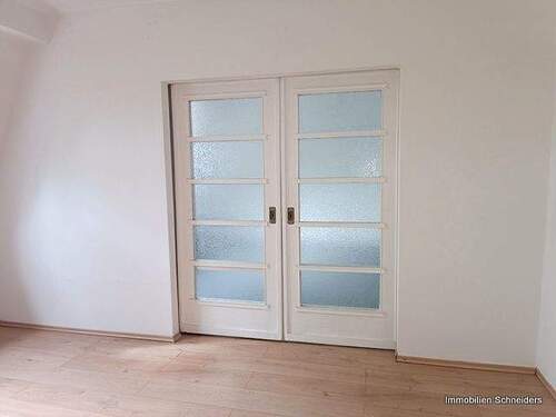 Wohnzimmer - Tür zur Küche - Etagenwohnung mit 50,00 m&sup2; in Duisburg zur Miete