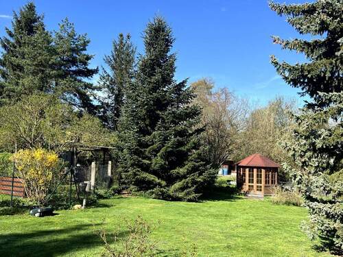 Garten mit Pavillon - 