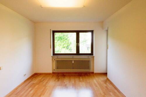 Das Schlafzimmer mit Balkon - Etagenwohnung mit 95,00 m&sup2; in Wehr zum Kaufen