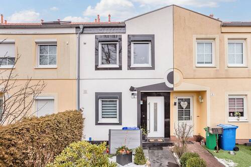 Hausansicht - Reihenmittelhaus in Großziethen mit Wintergarten und Stellplatz