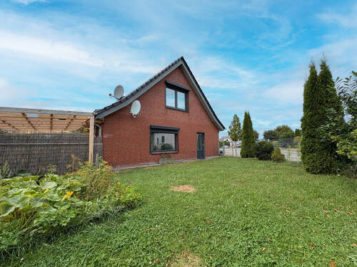 Attraktive Außenansicht – Komfort und Stil vereint - Doppelte Chance - Zweifamilienhaus in 2015 vollständig saniert