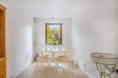 Angrenzend ein gefliestes Esszimmer (ehemals Küche) - 