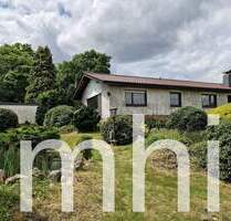 Much Hündekausen: Kleiner Bungalow mit 2 Garagen für die kleine Familie. Much Hündekausen: Kleiner Bungalow mit 2 Garagen für die kleine Familie.