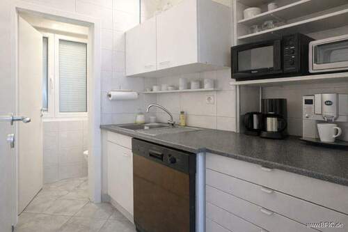 Küche, dahinter WC - 