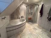 Teilansicht vom Badezimmer im Dachgeschoss - 
