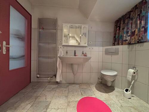 Teilansicht vom Badezimmer im Dachgeschoss - 