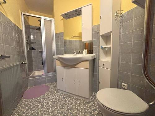 Teilansicht vom Badezimmer im Untergeschoss - 