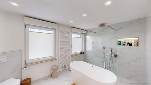 Großzügiges Bad mit freistehender Wanne und Walk - In - Dusche - Doppelhaushälfte mit 125,00 m&sup2; in Hamm zum Kaufen