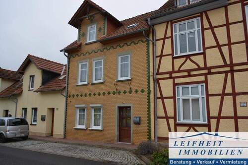 Vorder- und Seitenansicht - 5 Zimmer Reihenmittelhaus in Nottertal-Heilinger Höhen OT Schlotheim