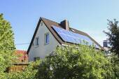 Haus Rückseite mit Photovoltaikanlage - 