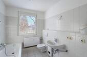 Badezimmer mit Wanne - 