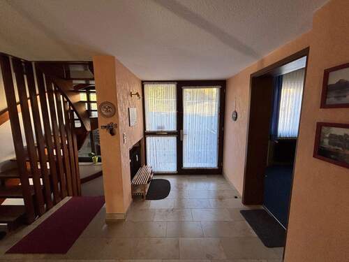 Teilansicht vom Flur / Eingangsbereich 
- 4 Zimmer Etagenwohnung in Engelskirchen