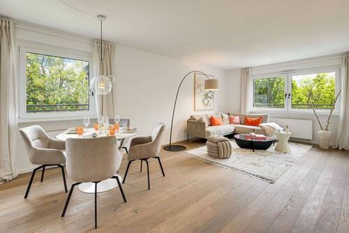 großzügiges Wohnzimmer - 