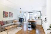 Wohnzimmer mit Terrassenzugang - Neubau mit echtem City-Vibe im Herzen Berlins