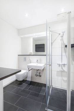 Bad mit Dusche - 