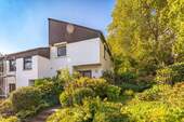Hauseingang mit Garten - 5 Zimmer Reihenendhaus in Kassel