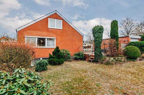 Gartenbereich mit Einzelgarage - 