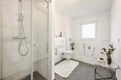 Badezimmer_Musterwohnung - A+ Neubau-Komfort-Wohnung mit 3 Zimmern