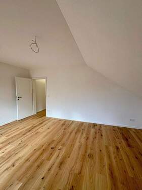 Wohnzimmer - Kernsanierte, lichtdurchflutete Dachgeschosswohnung mit beeindruckend hohen Decken