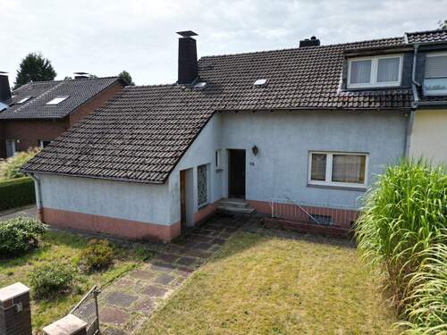 Außenansicht vom Wohnhaus - Doppelhaushälfte mit Potenzial in begehrter Lage von Neukirchen – Vluyn