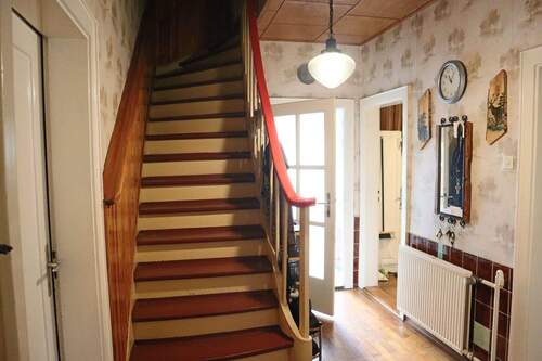 Flur mit Treppe zum DG - 
