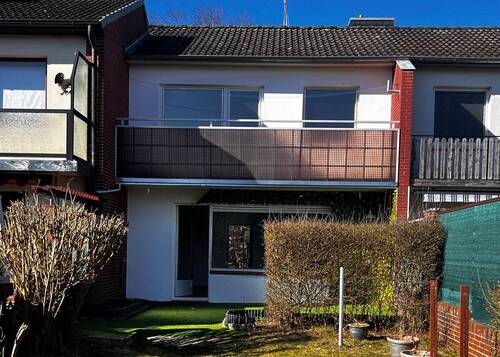 Gartenansicht des Hauses - Sanierungbedürftiges Mittelreihenhaus auf Erbbaurechtsgrundstück in Seevetal