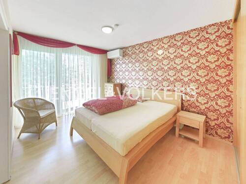 Schlafzimmer im Obergeschoss mit Zugang zum Balkon - 