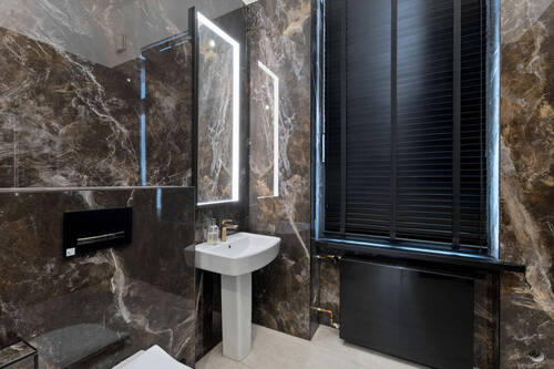 Elegantes Gäste-WC in Marmoroptik - 