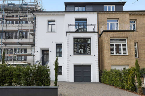 Gepflegte Fassade und Hof mit Parkmöglichkeiten - 