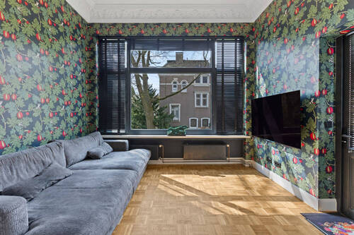 Sitzecke mit großer Fensterfront und Zugang zur Terrasse - 