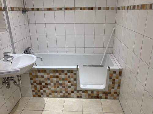 Detail Wanne mit Einstieg - 2 Zimmer Etagenwohnung in Döbeln