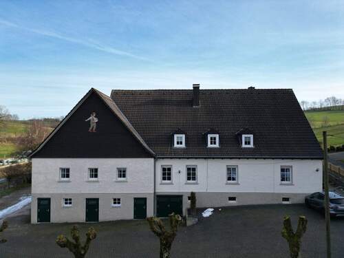 Seitenansicht Wohnhaus
- Bauernhaus, Landhaus mit 448,00 m&sup2; in Olpe zum Kaufen
