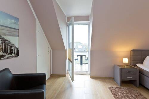 Schlafzimmer mit Balkon DG - 