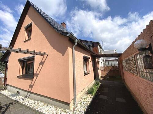 Hausrückansicht und Nebengelass - 5 Zimmer Doppelhaushälfte in Hermsdorf