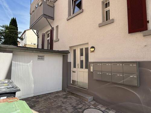 Hauseingangsbereich mit Garage - 2 Zimmer Mehrfamilienhaus, Wohnhaus zum Kaufen in Stuttgart Bad Cannstatt